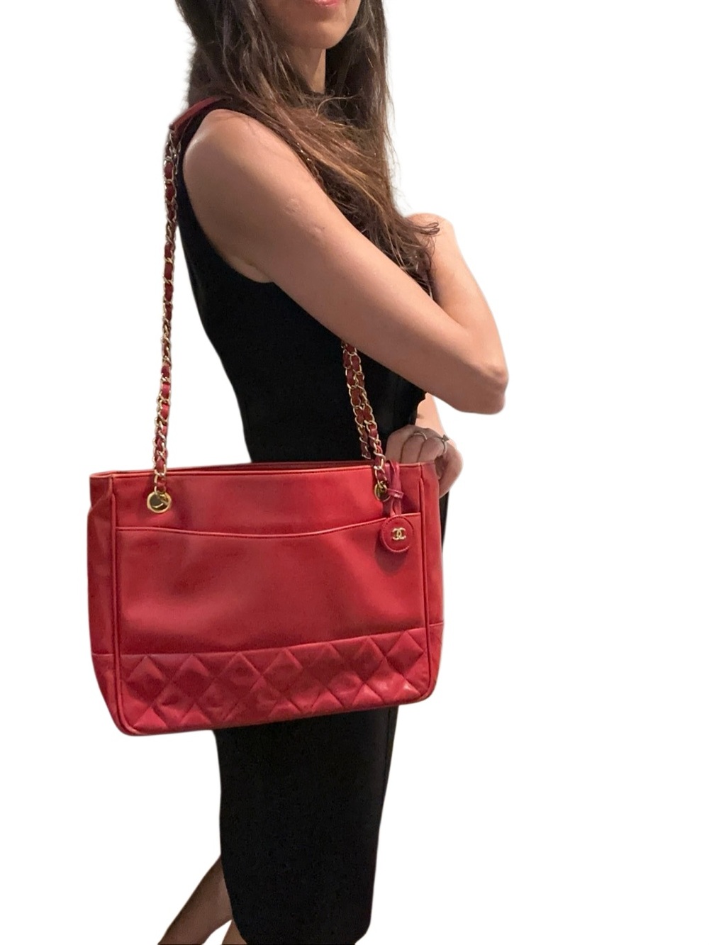 CHANEL Red Shoulder Bag with Timeless Elegance